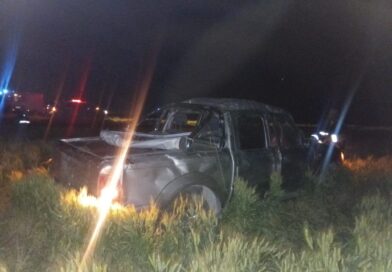 Accidente fatal en el acceso a PehuenCo: un hombre de 72 años perdió la vida al volcar la camioneta en la que viajaba.